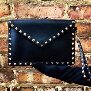 VALENTINO GARAVANI
Rockstud V-Flap Pouch Clutch Bag